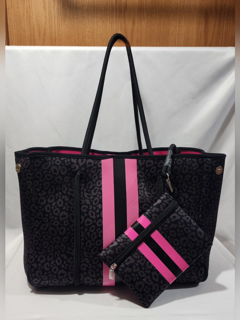 Glitzy Girlz Boutique Black Leopard Neoprene Tote w/ Pink Stripe Matching Pouch - Picture 1 of 13